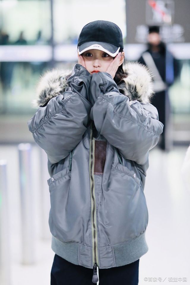 何泓姗现身机场,身材娇小的美女身穿厚棉服一路嘟嘴,冻得萌萌哒的表情